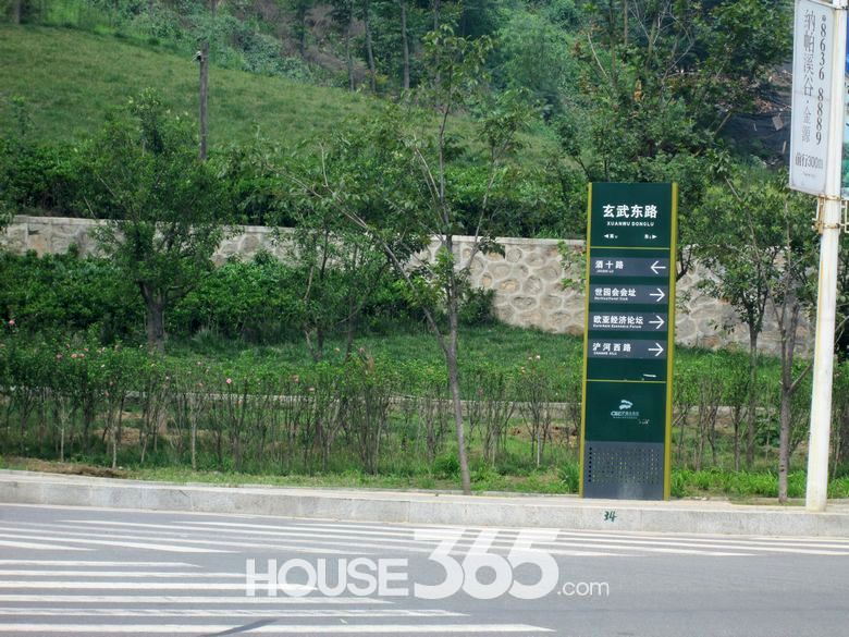 昨日小编去中建尚城售楼踩盘,置业顾问一直在介绍6#楼的区位,推窗即可领略浐灞的风采!还能看到桃花潭湿地公园,小编其实从来都没去看过湿地公园究竟是什么样子的,于是从售楼部出来就一路沿着玄武东路来到了传说中的桃花潭湿地公园。 小编不得不说的是小区门前的玄武东路,真的是蜿蜒小路,优美的弧线设计,还有郁郁葱葱的景观树,走在路上都不觉得热了呢!从售楼部出来向东大概走了五分钟左右就来到了浐河西路,小编看到了一座可以称之为“岛”的大片绿地。 本来还以为湿地公园应该向世园会或者浐灞湿地公园一样,都